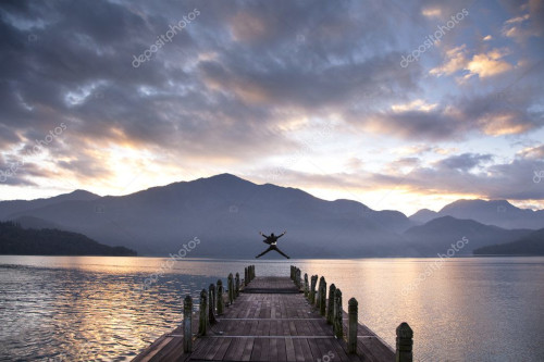 Homme jouyeux sur quai en bois