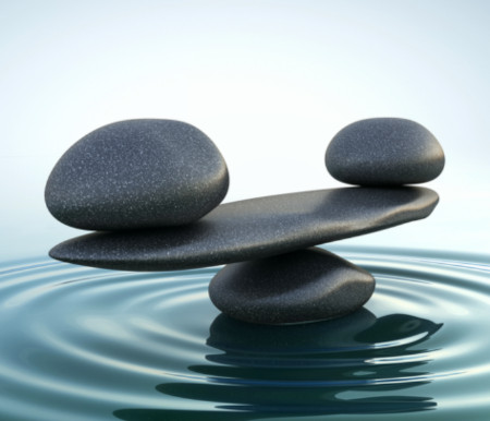 Pierres en équilibre et surface liquide